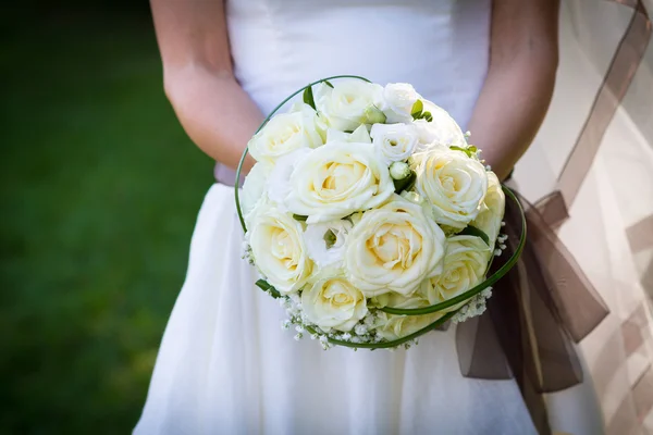 Mariée tenant bouquet de fleurs — Photo