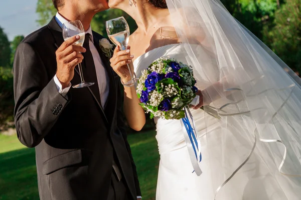 Bruiloftsbril met champagne Rechtenvrije Stockafbeeldingen