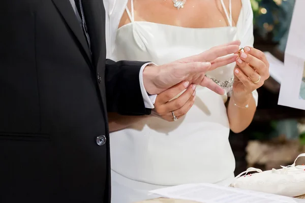Wedding ceremony ring exchang — Stock Photo, Image