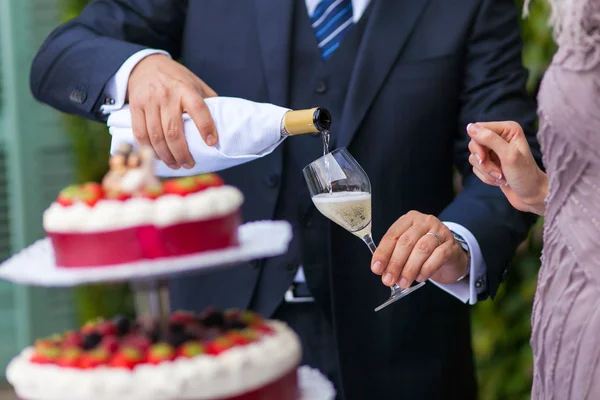 Szampan i tort weselny — Zdjęcie stockowe