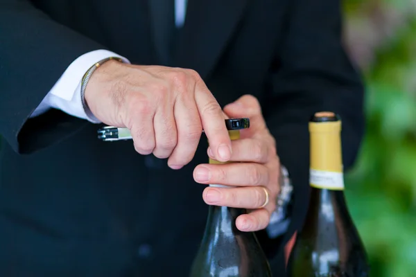 Garson, bir şişe beyaz şarap açma — Stok fotoğraf