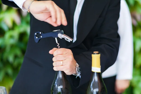 Camarero abriendo una botella de vino blanco —  Fotos de Stock