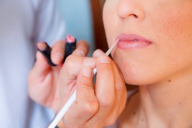 kalıcı makyaj. dudak kalemi uygulanıyor