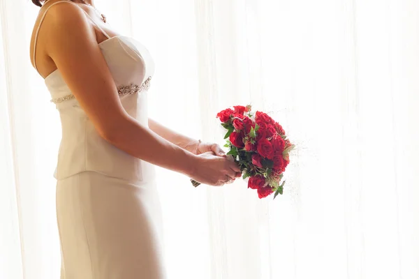 Mariée tenant bouquet de fleurs — Photo