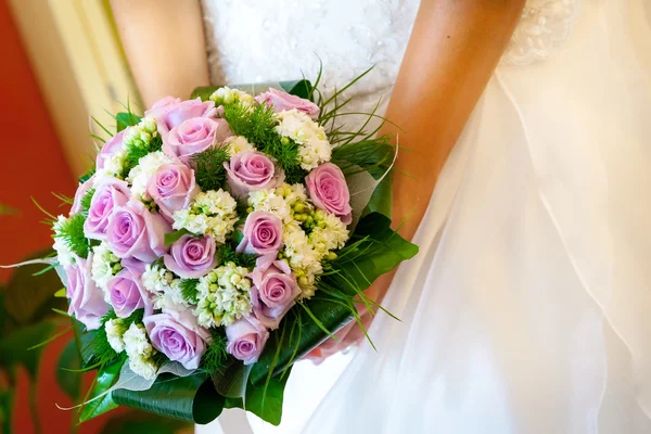 Bruid bedrijf rode rozen bouque — Stockfoto
