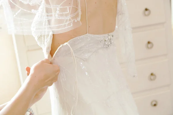 Buttoning the wedding dress — Stock Photo, Image