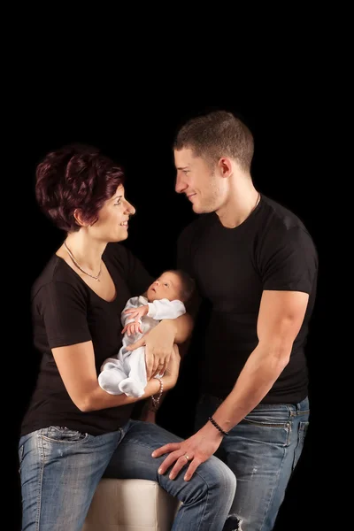 Nieuwe moeder met baby en man — Stockfoto