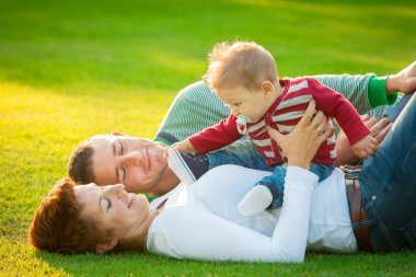 çimenlerin üzerinde oynarken aile