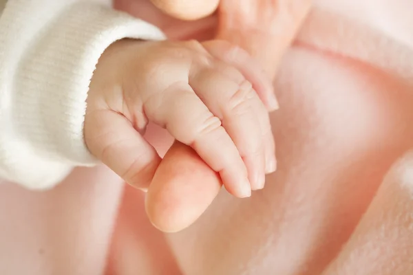 Baby and mother hands — Stock Photo, Image