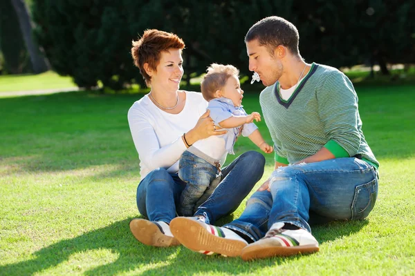 Rodina hrát na trávě — Stock fotografie