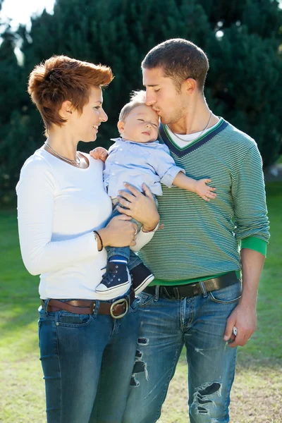 Familie op het park — Stockfoto