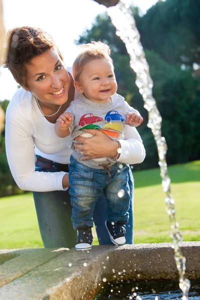 Madre con bambino — Foto Stock