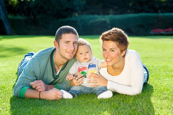 Rodzina gra na trawie — Zdjęcie stockowe