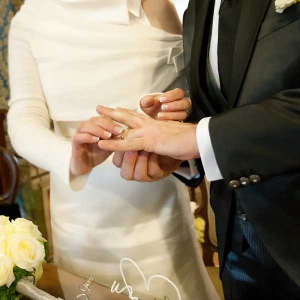 Wedding ceremony ring exchang — Stock Photo, Image