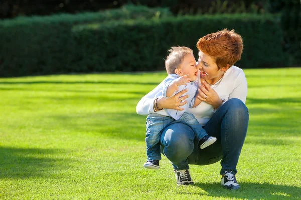 Madre con bebé —  Fotos de Stock