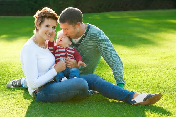 Familia jugando en la hierba — Foto de Stock