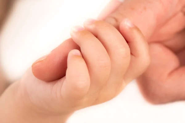 Baby- und Mutterhände — Stockfoto