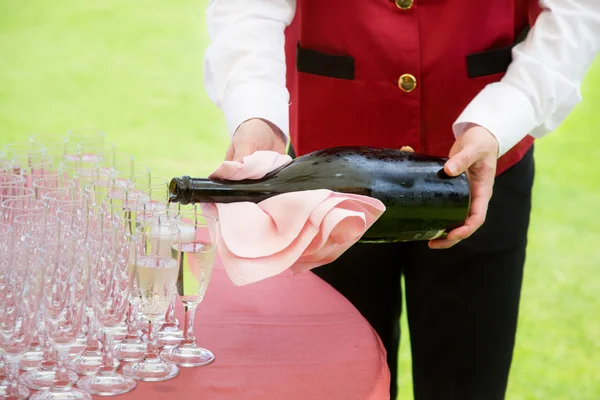 Camarero sirviendo champán — Foto de Stock