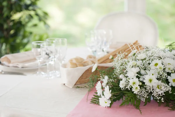 Tabel bereid voor de bruiloft — Stockfoto