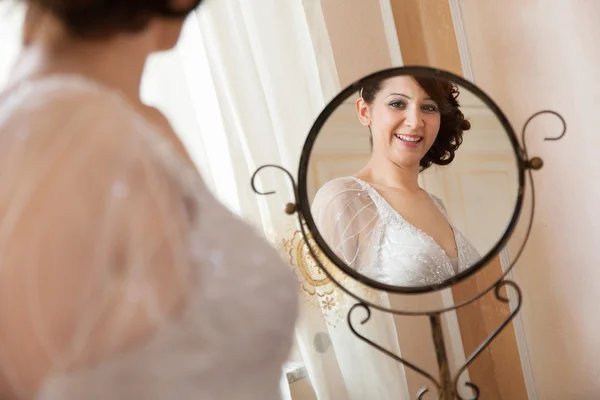 Mariée devant le miroir — Photo