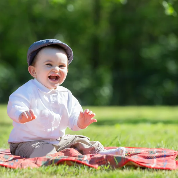 Ребенок играет в парке — стоковое фото