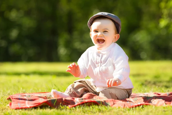 Baby spelen in het park — Stockfoto