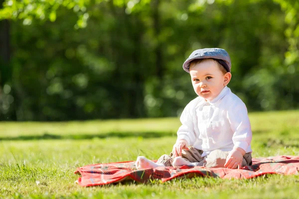 Bebé jugando en el parque — Foto de Stock