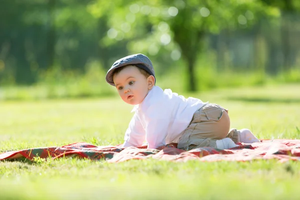 Bebé jugando en el parque — Foto de Stock