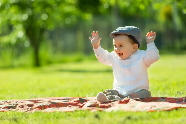 公園で遊んで赤ちゃん — ストック写真