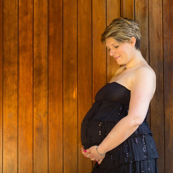 Zwangere vrouw buiten — Stockfoto