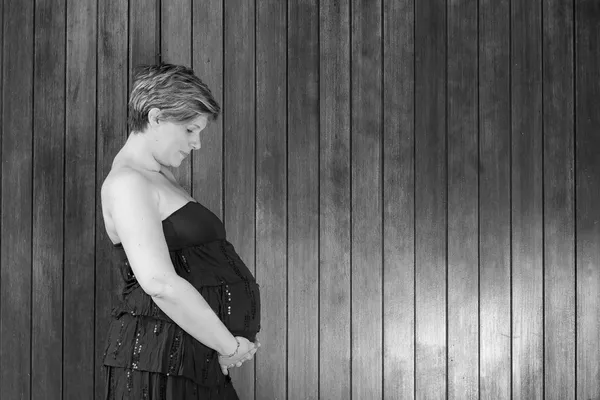 Těhotná žena venkovní — Stock fotografie