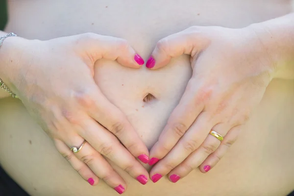 Liefde en zwangerschap - zwangere buik — Stockfoto