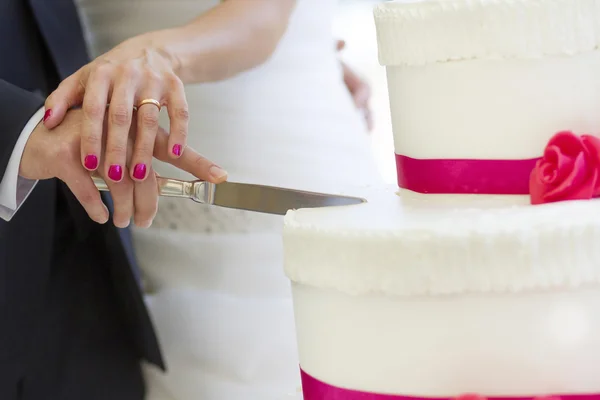 Mariée et marié coupe gâteau de mariage — Photo