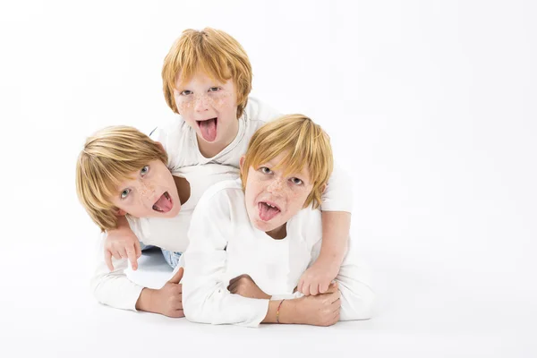 Hermanos felices sobre fondo blanco aislado —  Fotos de Stock