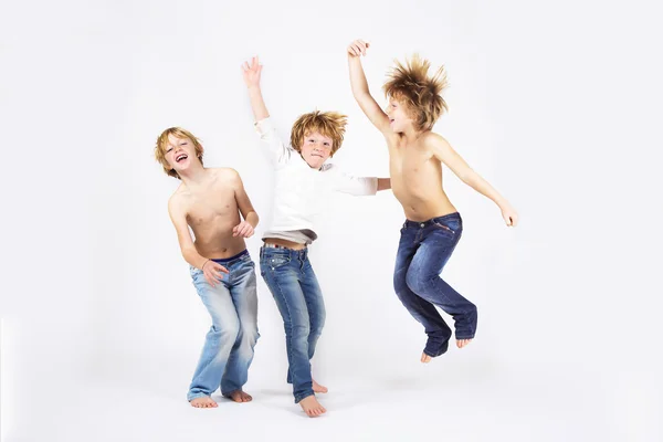 幸せな子供たちがジャンプ — ストック写真