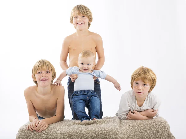 Hermanos felices sobre fondo blanco aislado — Foto de Stock