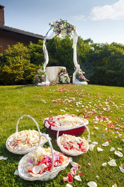 Cérémonie de mariage dans le jardin ensoleillé . — Photo