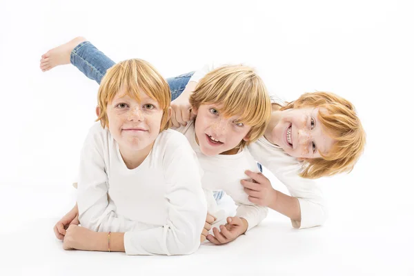 Hermanos felices sobre fondo blanco aislado — Foto de Stock