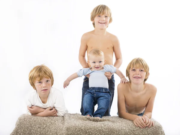 Hermanos felices sobre fondo blanco aislado —  Fotos de Stock