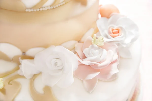 Gâteau de mariage avec des fleurs — Photo