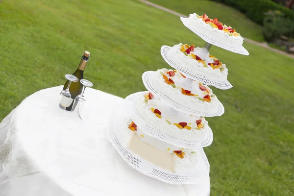 Wedding cake with fruit — Stock Photo, Image