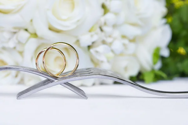 Anéis de casamento em ouro amarelo — Fotografia de Stock