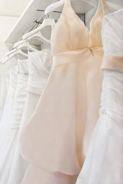 Collection de robes de mariée dans la boutique — Photo