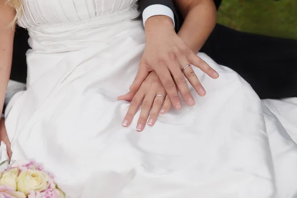 Mãos de noiva e noivo com anéis de casamento — Fotografia de Stock