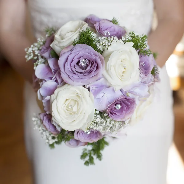 Closeup nevěsta drží kytici růžových růží — Stock fotografie