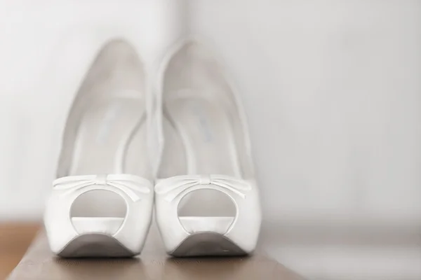 Красивые белые туфли от невесты — стоковое фото