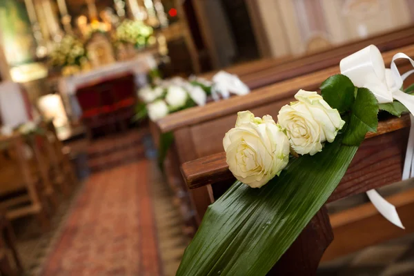 教堂里美丽的花卉婚礼装饰 — 图库照片