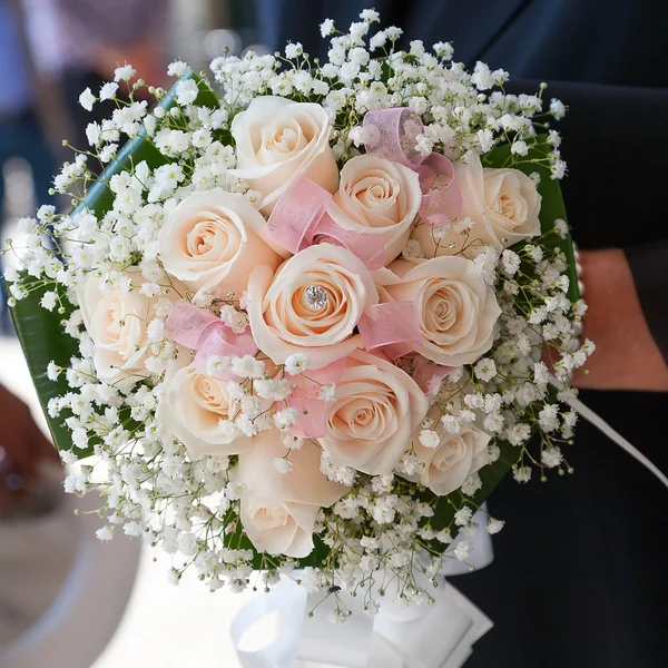 Gros plan mariée tenant bouquet de roses roses — Photo