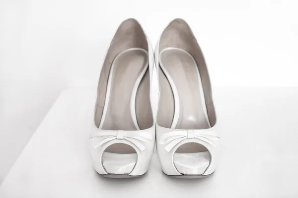 Свадебные белые туфли — стоковое фото