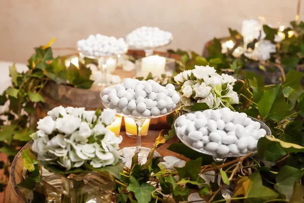 Biały cukierki w formie bufetu — Zdjęcie stockowe